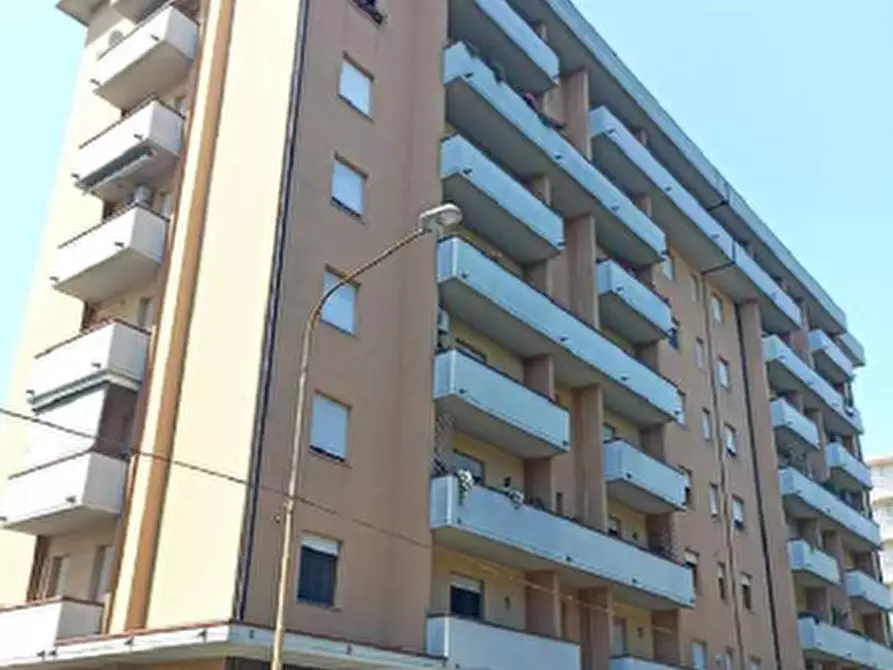 Immagine 1 di Negozio in vendita  in Via Cimabue  a Modena