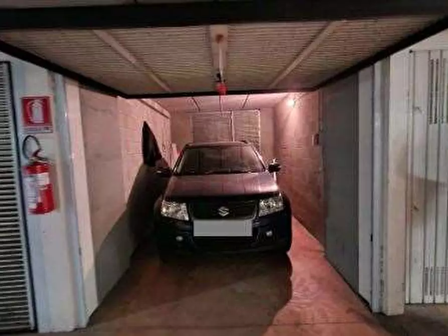 Immagine 1 di Garage in vendita  in Piazza Adriano a Torino
