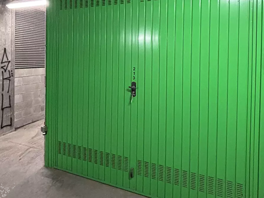 Immagine 3 di Garage in vendita  in Via Envie a Torino