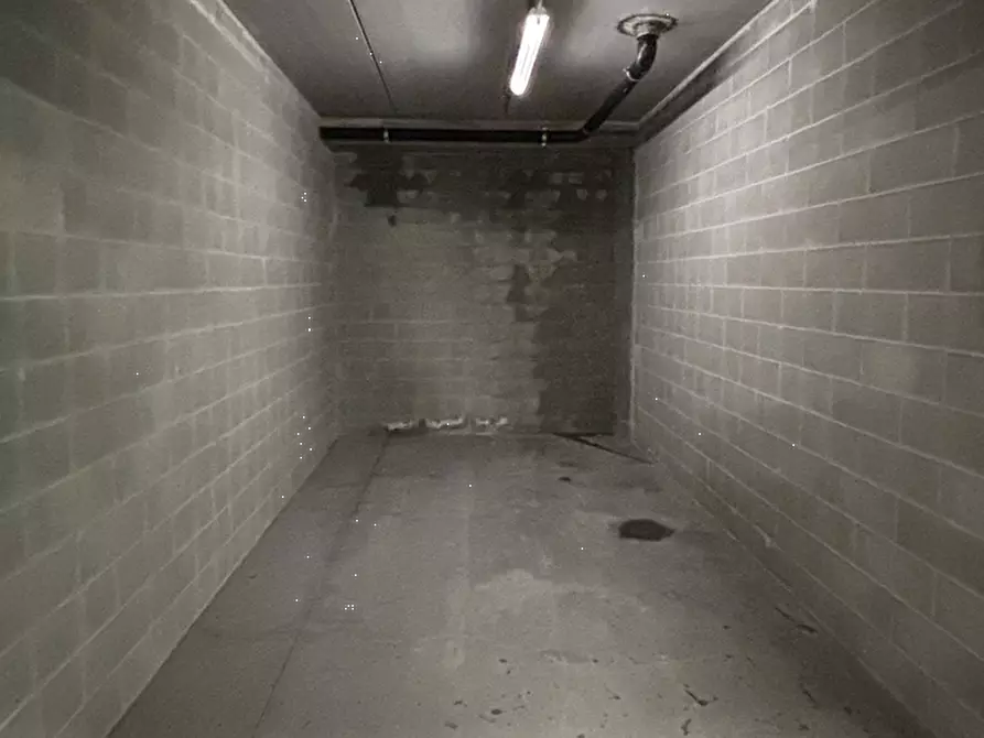 Immagine 2 di Garage in vendita  in Via Envie a Torino