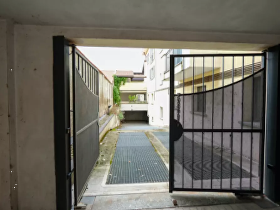 Immagine 2 di Garage in vendita  in Via Dante Alighieri a Arluno