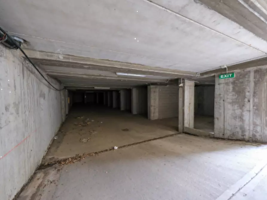 Immagine 3 di Garage in vendita  in Via Dante Alighieri a Arluno