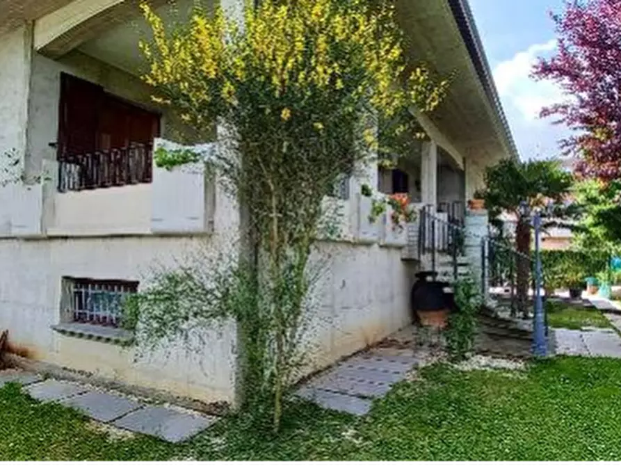 Immagine 14 di Villa in vendita  in Via Ponte delle Cartiere a Perugia