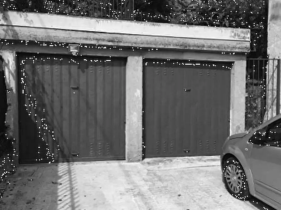 Immagine 1 di Garage in vendita  in Via XXIV Maggio a Erba