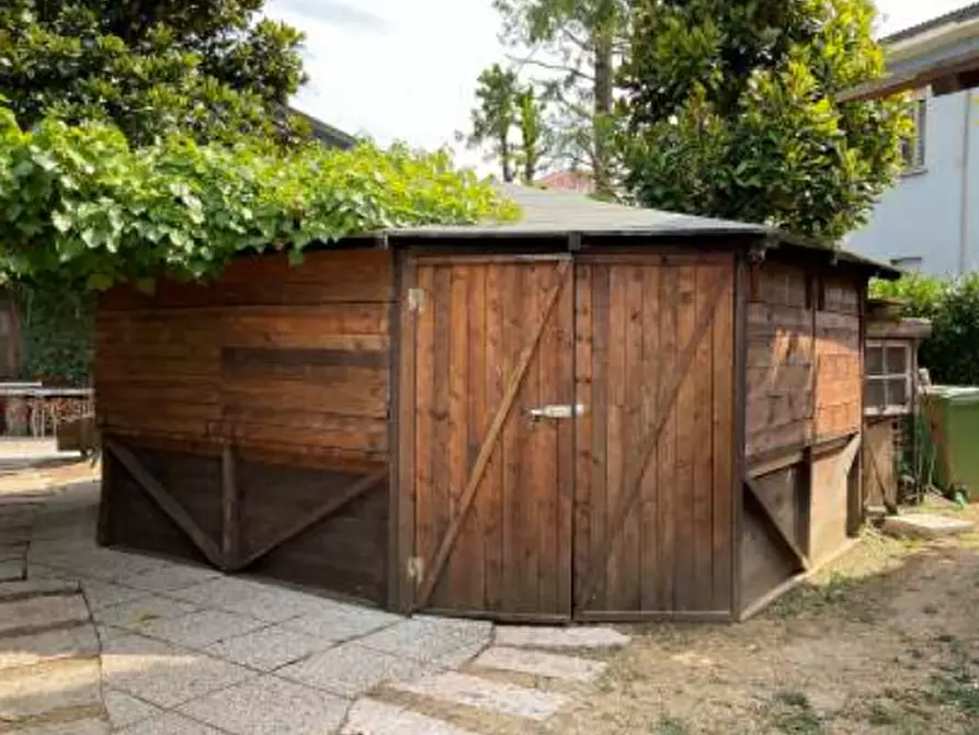 Immagine 7 di Negozio in vendita  in Strada Dosso del Corso a Mantova