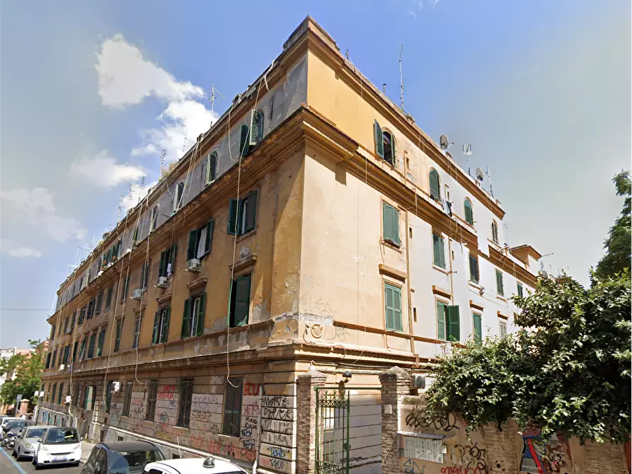 Immagine 3 di Appartamento in vendita  in Via dei Marsi  a Roma