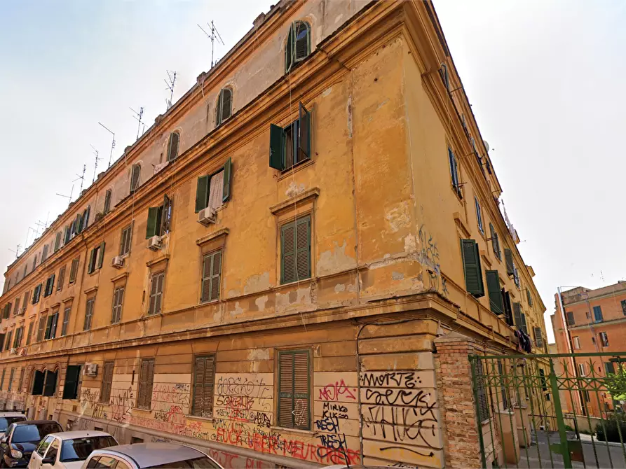 Immagine 5 di Appartamento in vendita  in Via dei Marsi  a Roma