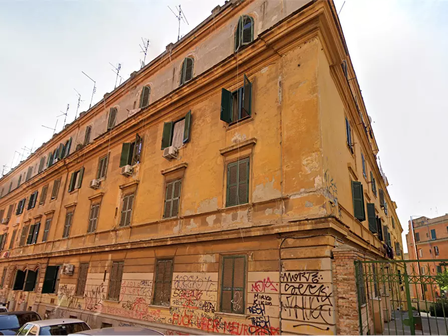 Immagine 6 di Appartamento in vendita  in Via dei Marsi  a Roma