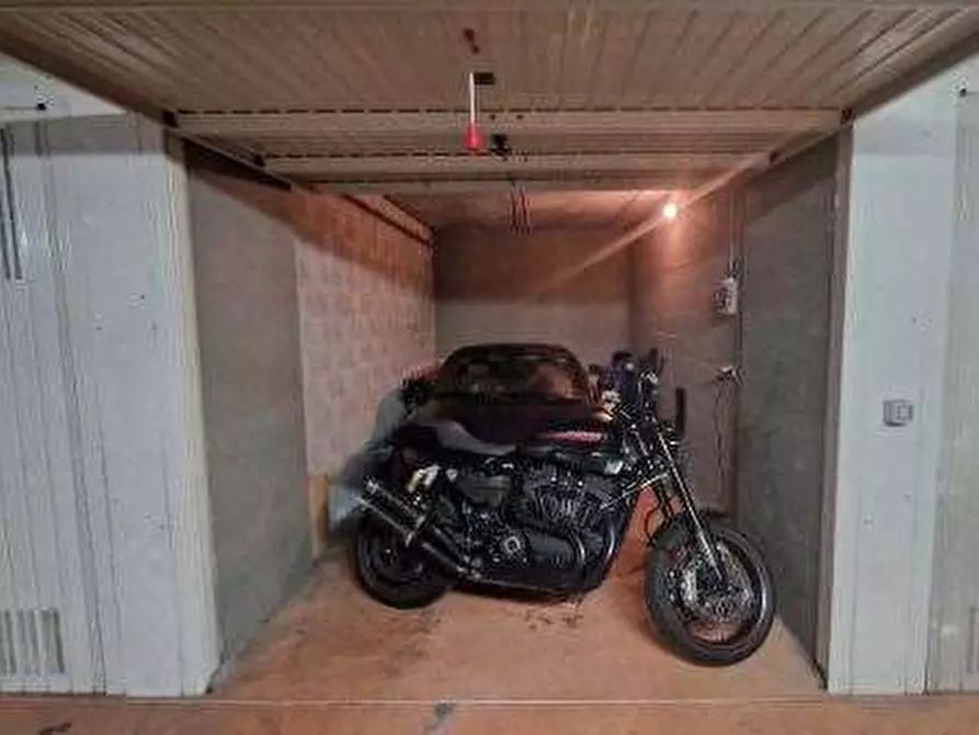 Immagine 1 di Garage in vendita  in Piazza Adriano a Torino