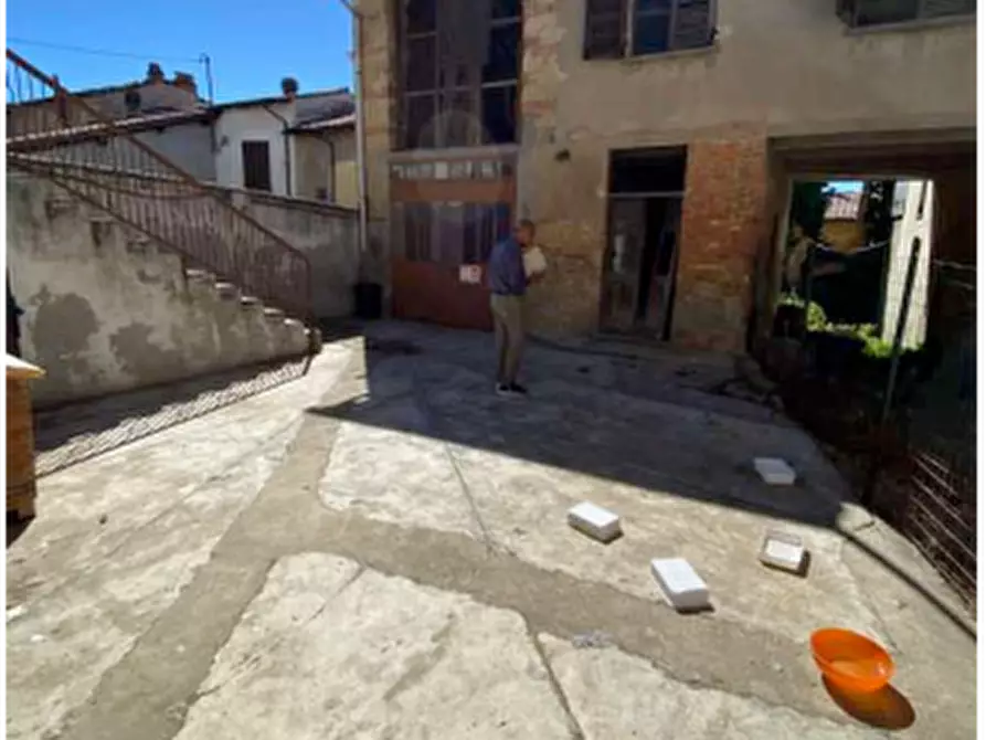 Immagine 3 di Stabile in vendita  in Via Principessa Jolanda a Montemagno