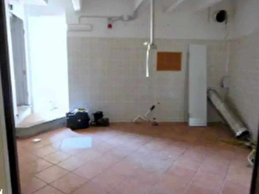 Immagine 13 di Negozio in vendita  in Via I Maggio a Canelli