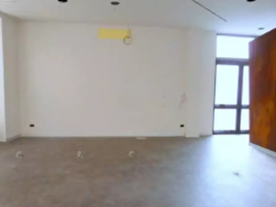 Immagine 12 di Negozio in vendita  in Via Mario Careddu a Canelli