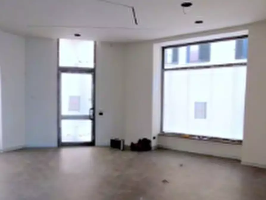Immagine 13 di Negozio in vendita  in Via Mario Careddu a Canelli