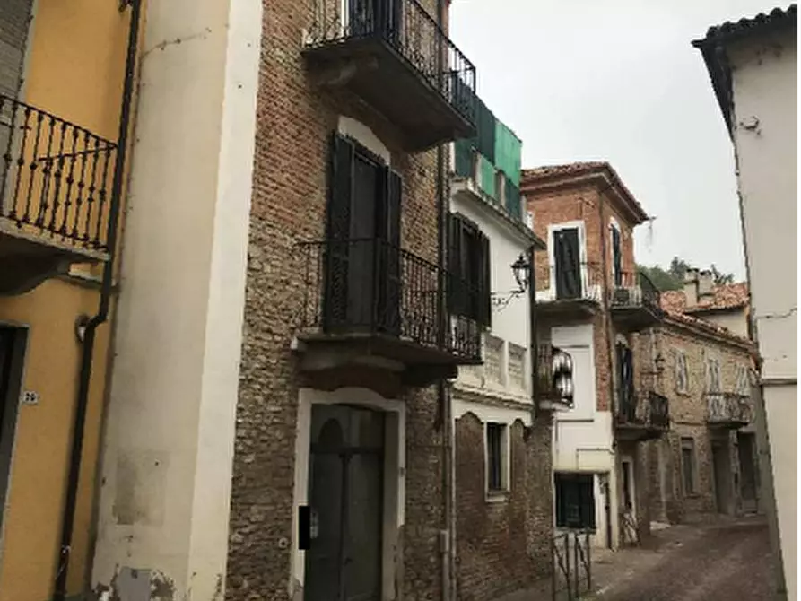 Immagine 1 di Magazzino in vendita  in Via Massimo d'Azeglio a Canelli