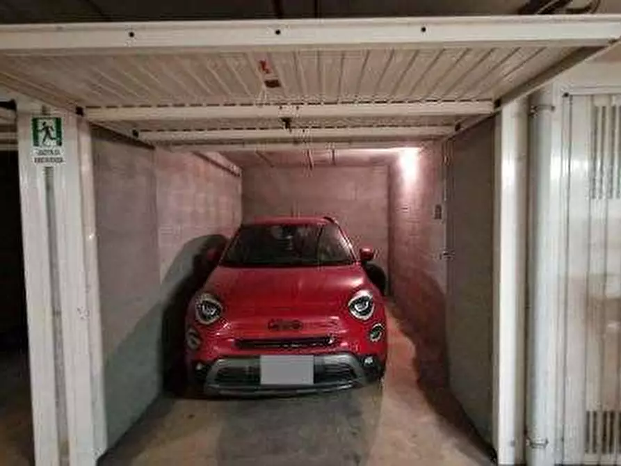Immagine 1 di Garage in vendita  in Piazza Adriano a Torino