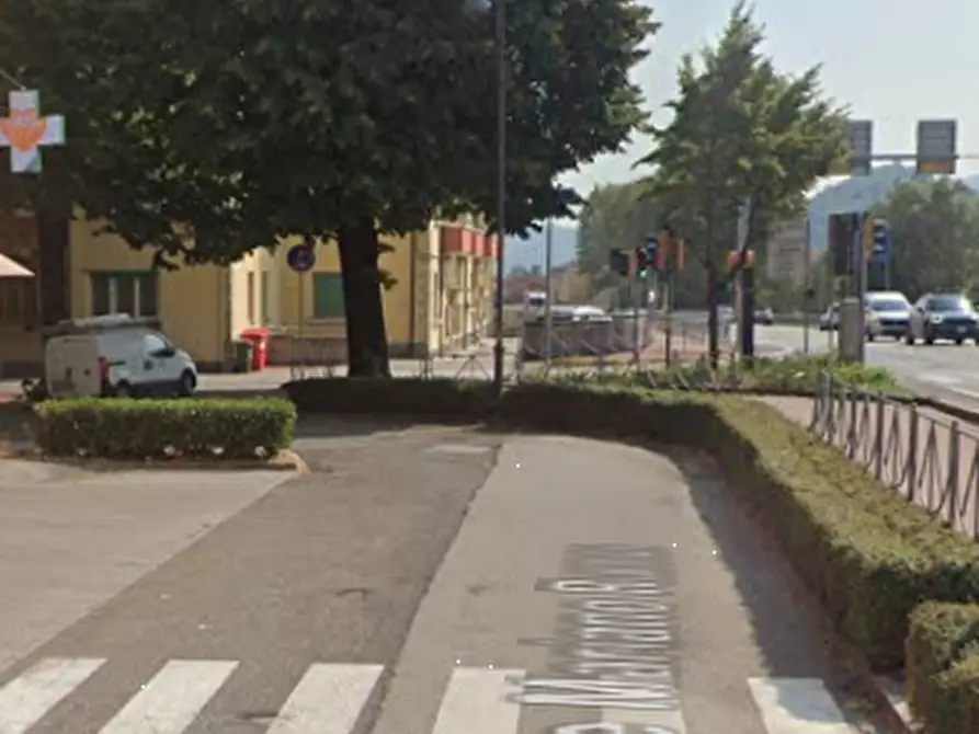 Immagine 4 di Negozio in vendita  in Piazzale Mario Rumor a Chiampo