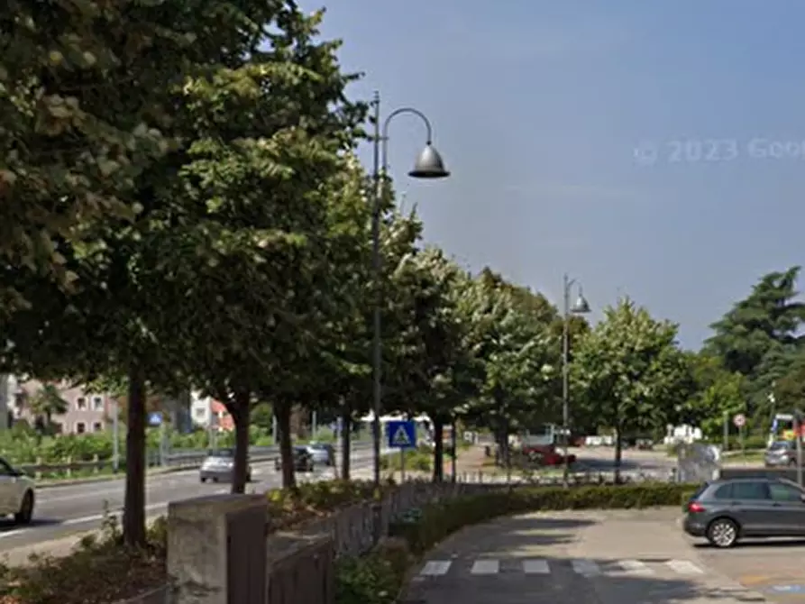 Immagine 11 di Negozio in vendita  in Piazzale Mario Rumor a Chiampo