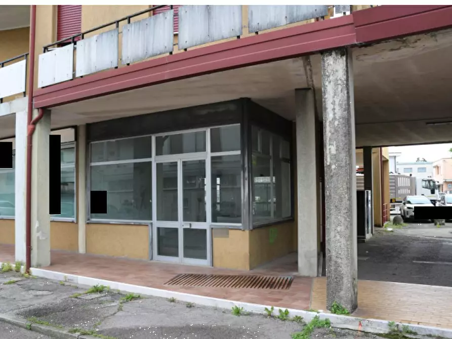 Immagine 3 di Negozio in vendita  in Via Ugo la Malfa a Susegana