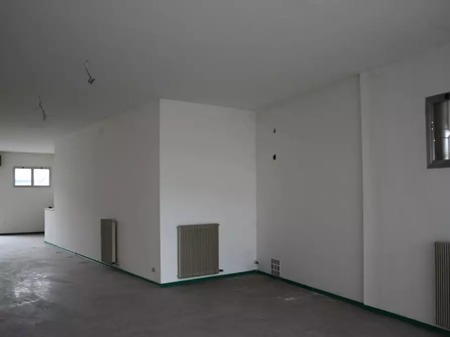 Immagine 7 di Negozio in vendita  in Via Ugo la Malfa a Susegana