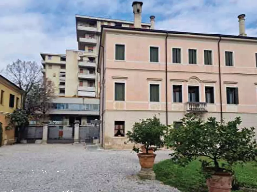Immagine 2 di Villa in vendita  in Corso Giuseppe Mazzini a Montebelluna