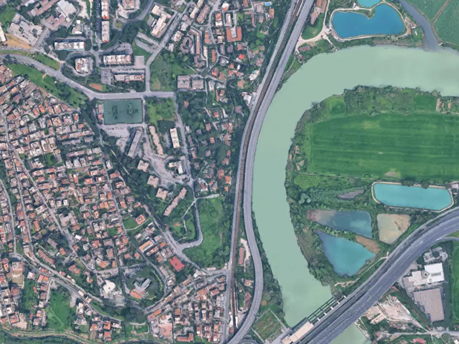 Immagine 2 di Garage in vendita  in Via Sirmione a Roma