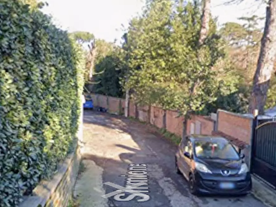 Immagine 9 di Garage in vendita  in Via Sirmione a Roma