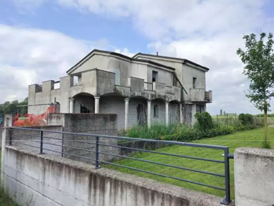 Immagine 1 di Villa in vendita  in Via Giacomo Leopardi a Giacciano Con Baruchella