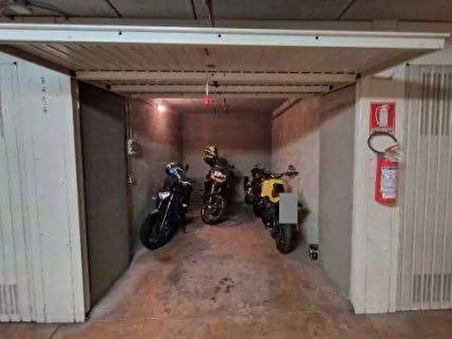 Immagine 1 di Garage in vendita  in Piazza Adriano a Torino