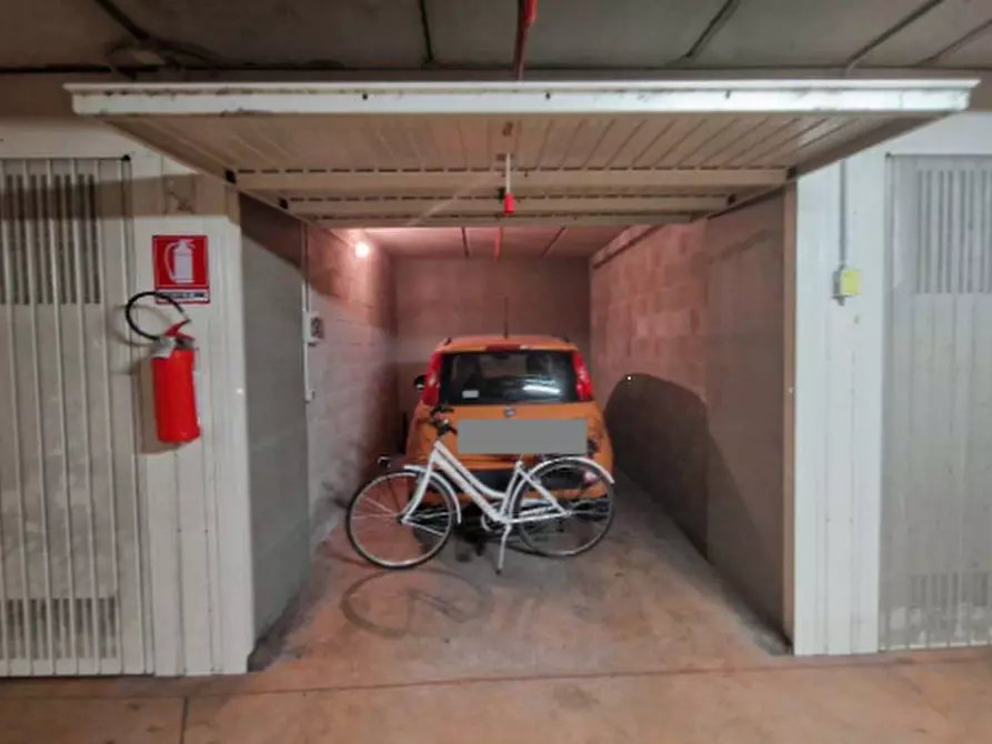 Immagine 1 di Garage in vendita  in Piazza Adriano a Torino