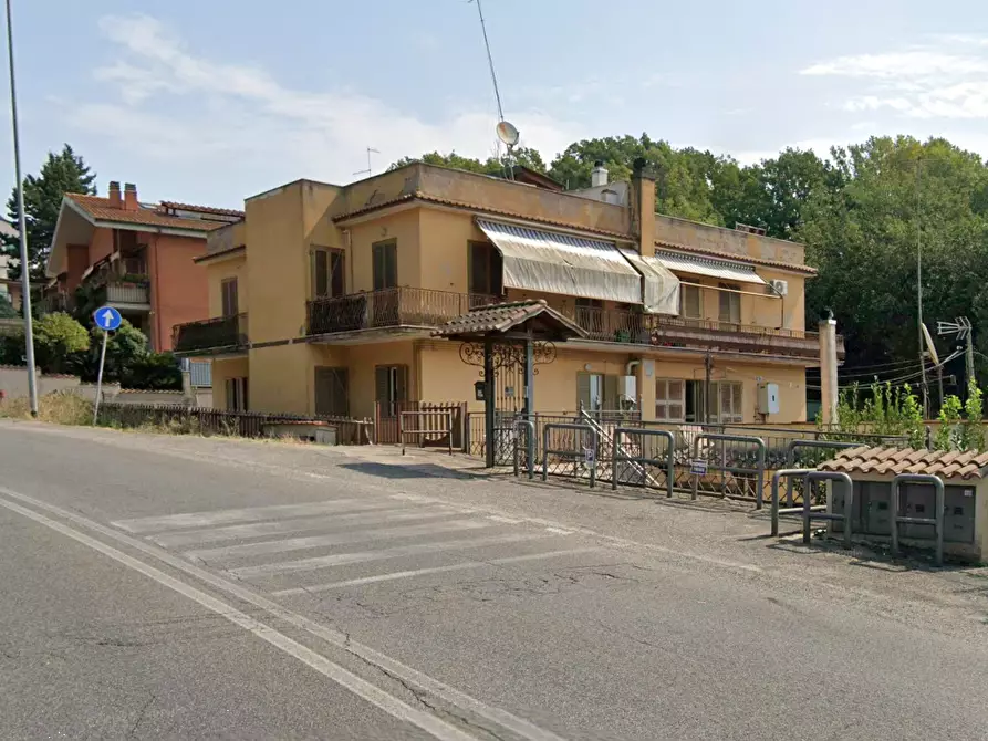 Immagine 2 di Appartamento in vendita  in Via Pontina a Roma