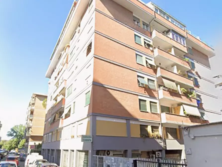 Immagine 6 di Appartamento in vendita  in Via Lari a Roma
