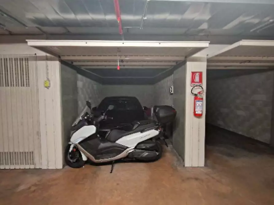 Immagine 1 di Garage in vendita  in Piazza Adriano a Torino
