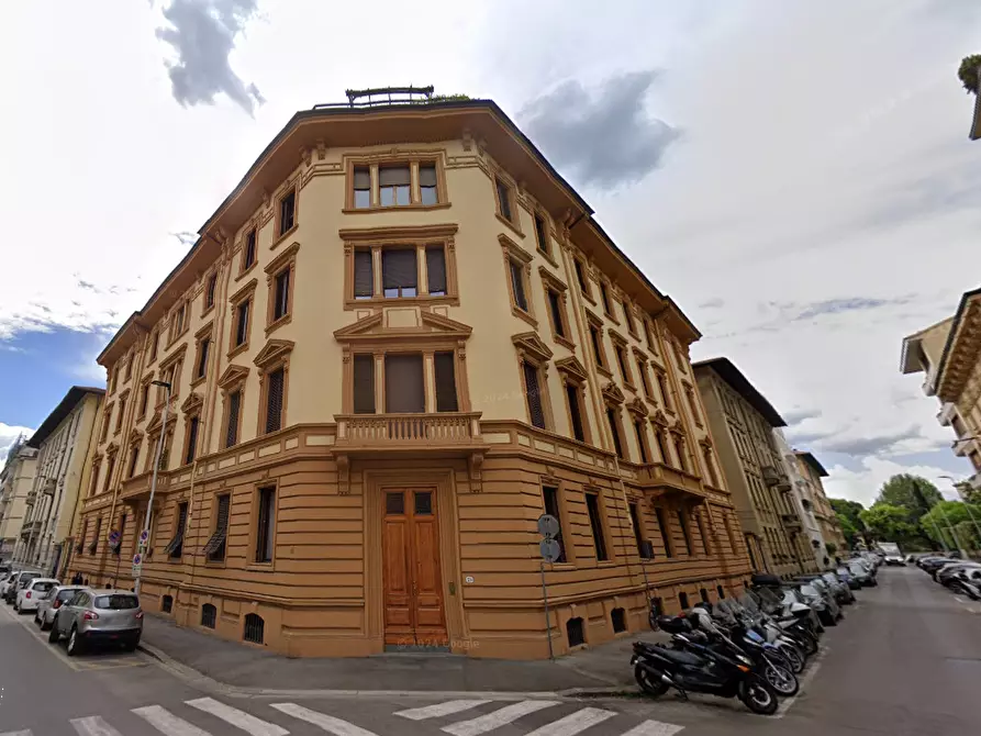 Immagine 1 di Stabile in vendita  in Via della Robbia a Firenze