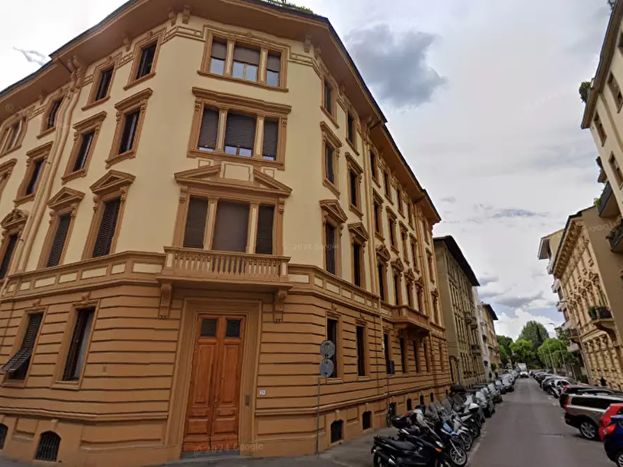 Immagine 5 di Stabile in vendita  in Via della Robbia a Firenze