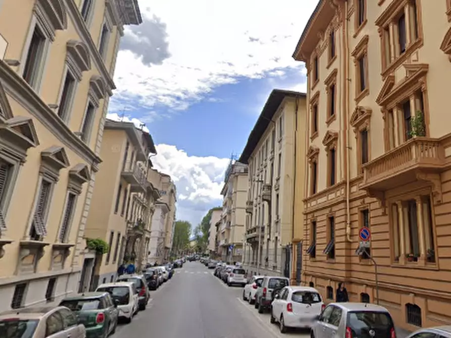 Immagine 7 di Stabile in vendita  in Via della Robbia a Firenze