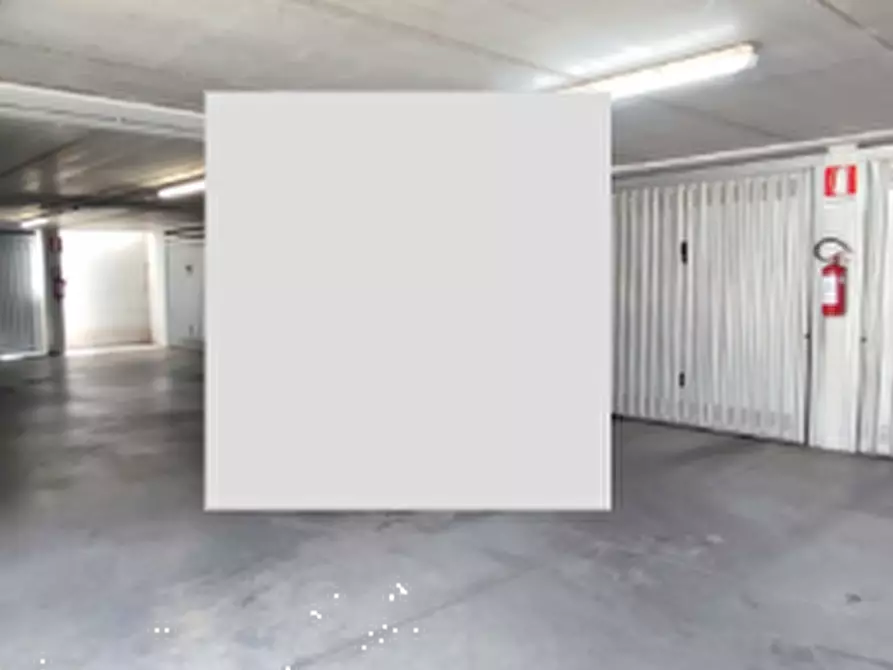 Immagine 1 di Garage in vendita  in Via Pirandello a Seregno