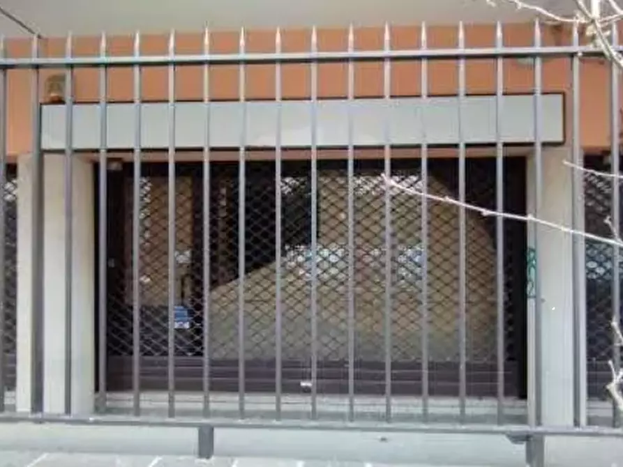 Immagine 1 di Negozio in vendita  in Via Ramazzotti a Saronno