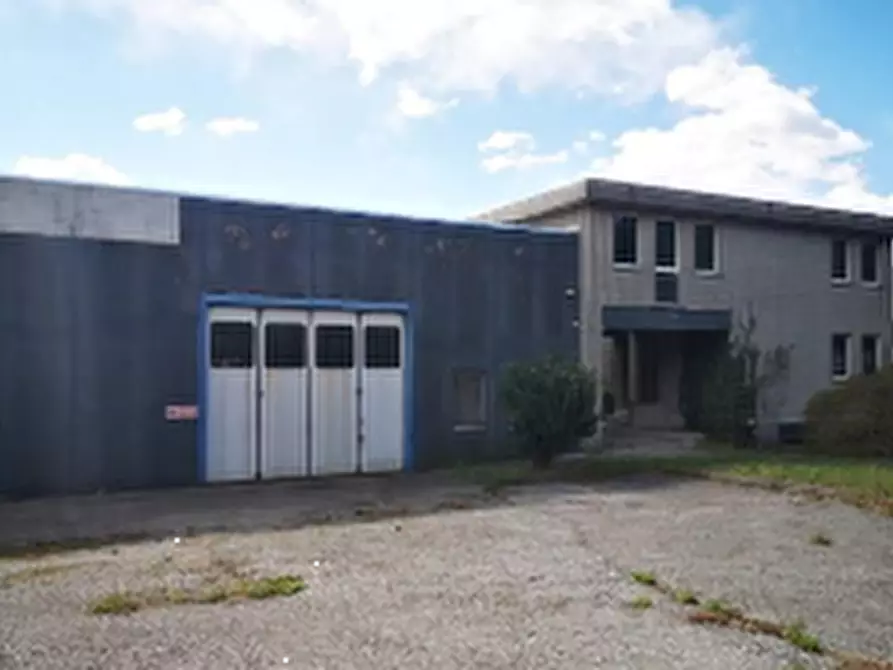 Immagine 4 di Stabile in vendita  in  Via G. di vittorio a Malnate