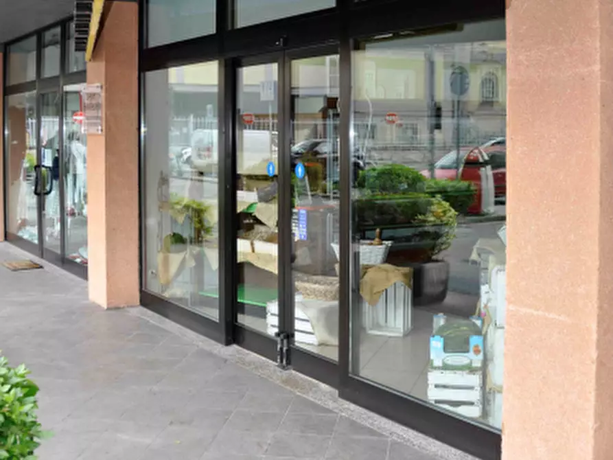 Immagine 4 di Negozio in vendita  in Via Guglielmo Marconi a Ranica