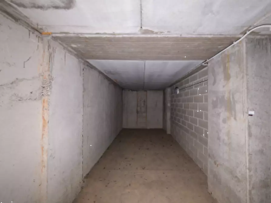 Immagine 2 di Garage in vendita  in Via Dante Alighieri a Arluno