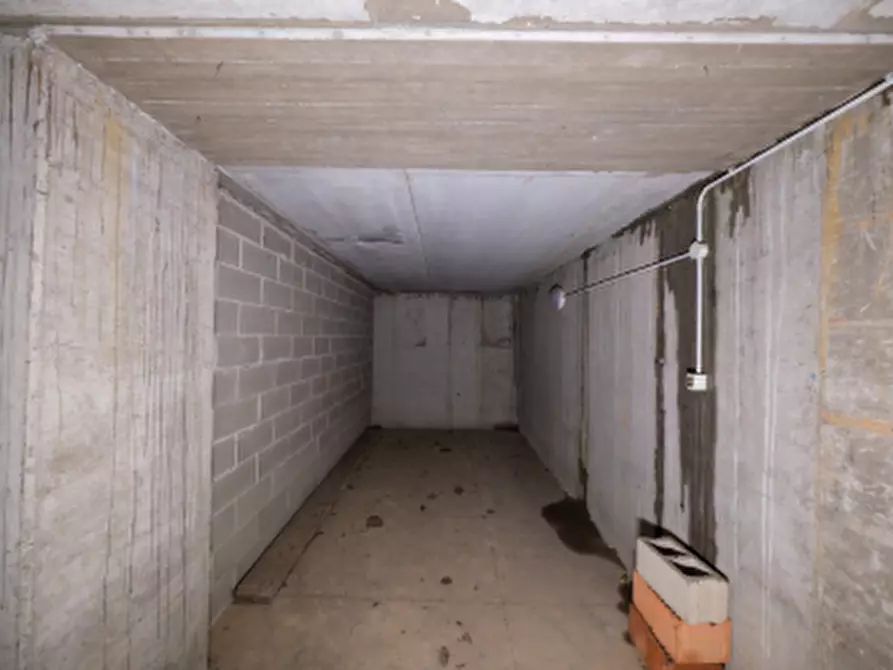 Immagine 2 di Garage in vendita  in Via Dante Alighieri a Arluno