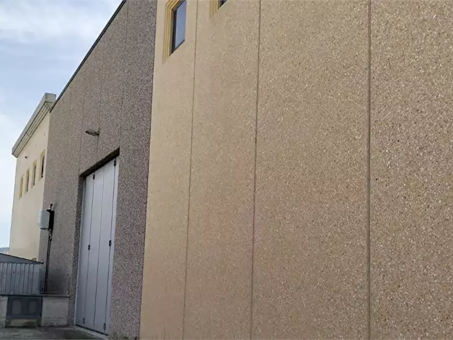 Immagine 2 di Magazzino in vendita  in Via delle Tuje a Bastia Umbra