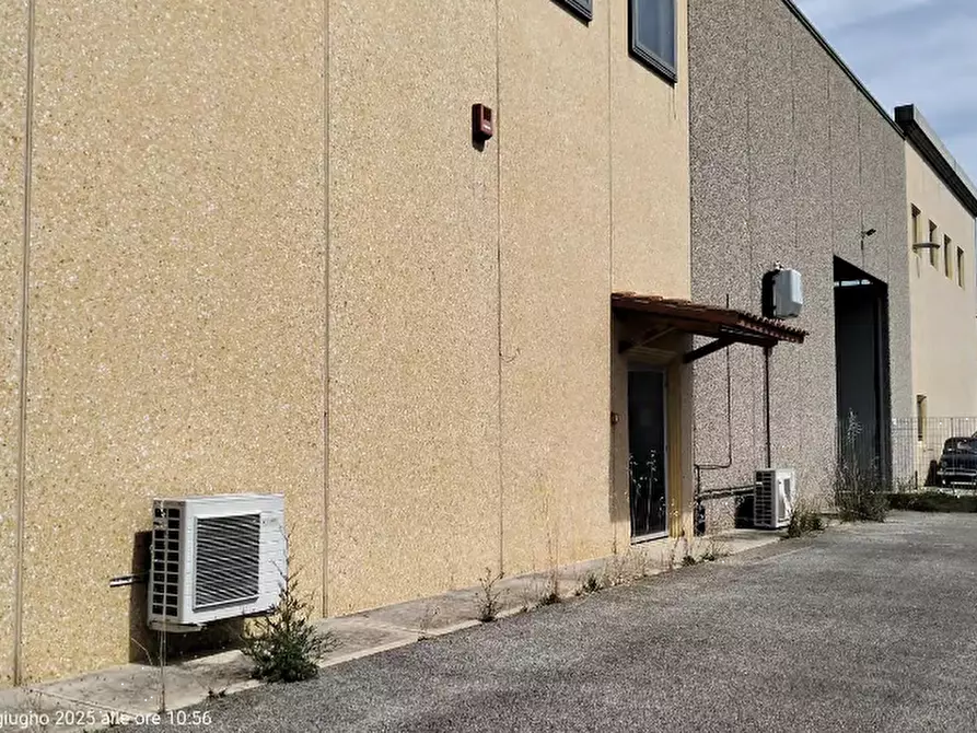 Immagine 3 di Magazzino in vendita  in Via delle Tuje a Bastia Umbra