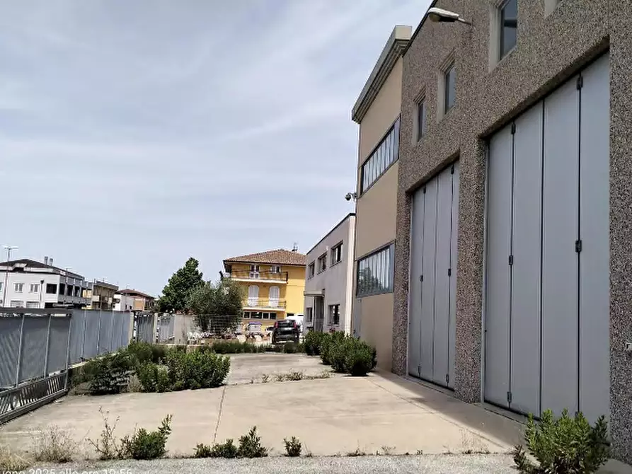 Immagine 4 di Magazzino in vendita  in Via delle Tuje a Bastia Umbra