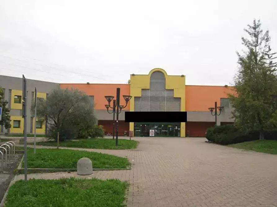 Immagine 1 di Negozio in vendita  in Via J. e R. Kennedy a Brugherio