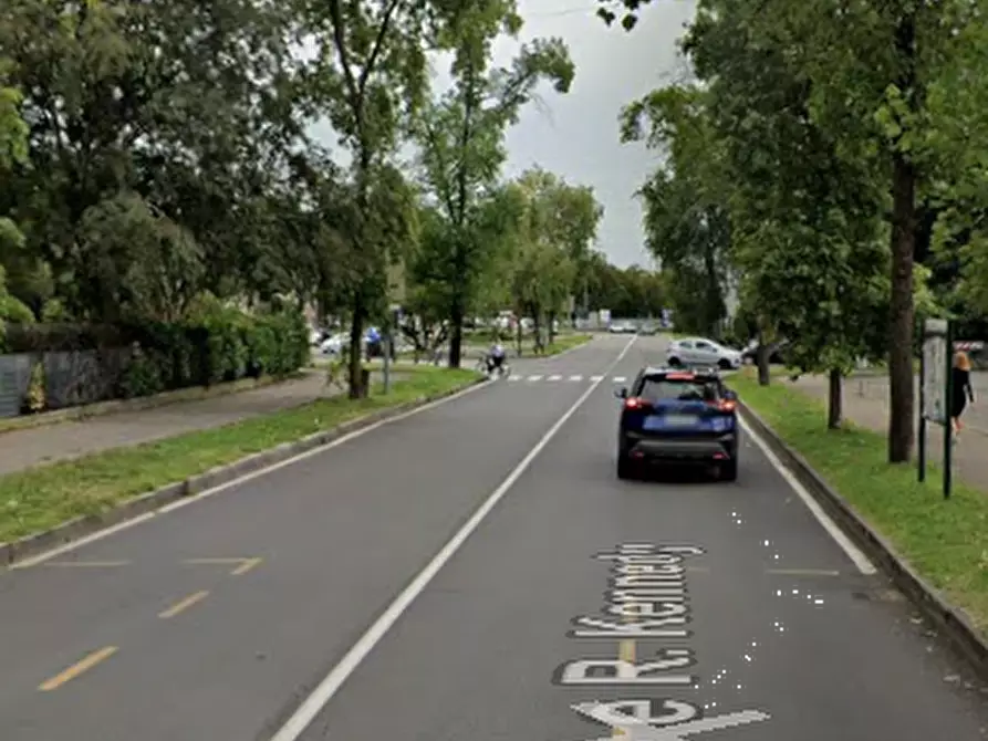 Immagine 6 di Negozio in vendita  in Via J. e R. Kennedy a Brugherio