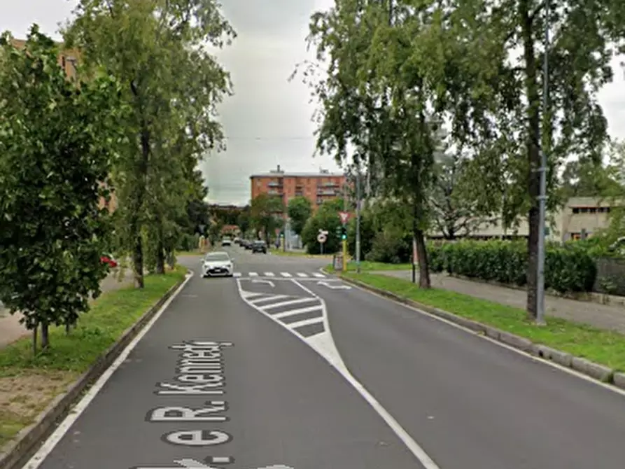 Immagine 7 di Negozio in vendita  in Via J. e R. Kennedy a Brugherio