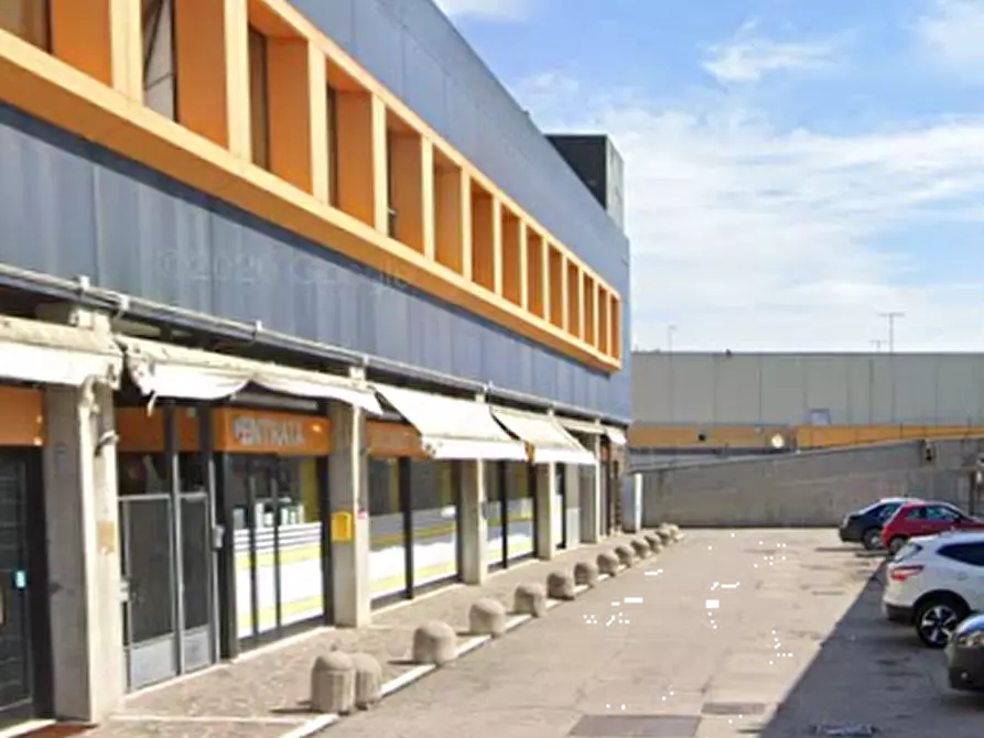 Immagine 10 di Negozio in vendita  in Via Venezia a Padova