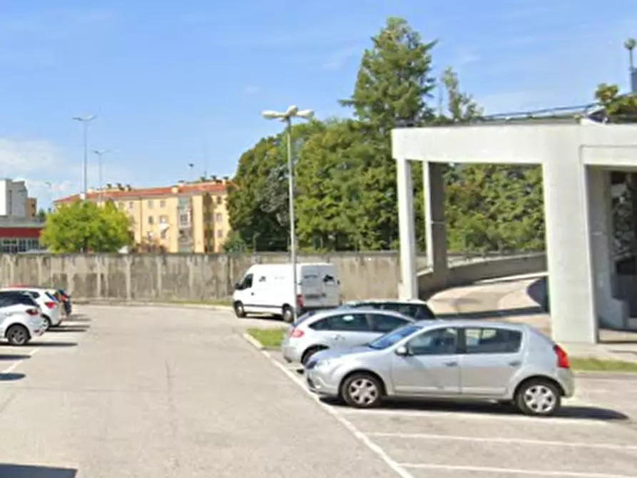 Immagine 11 di Negozio in vendita  in Via Venezia a Padova