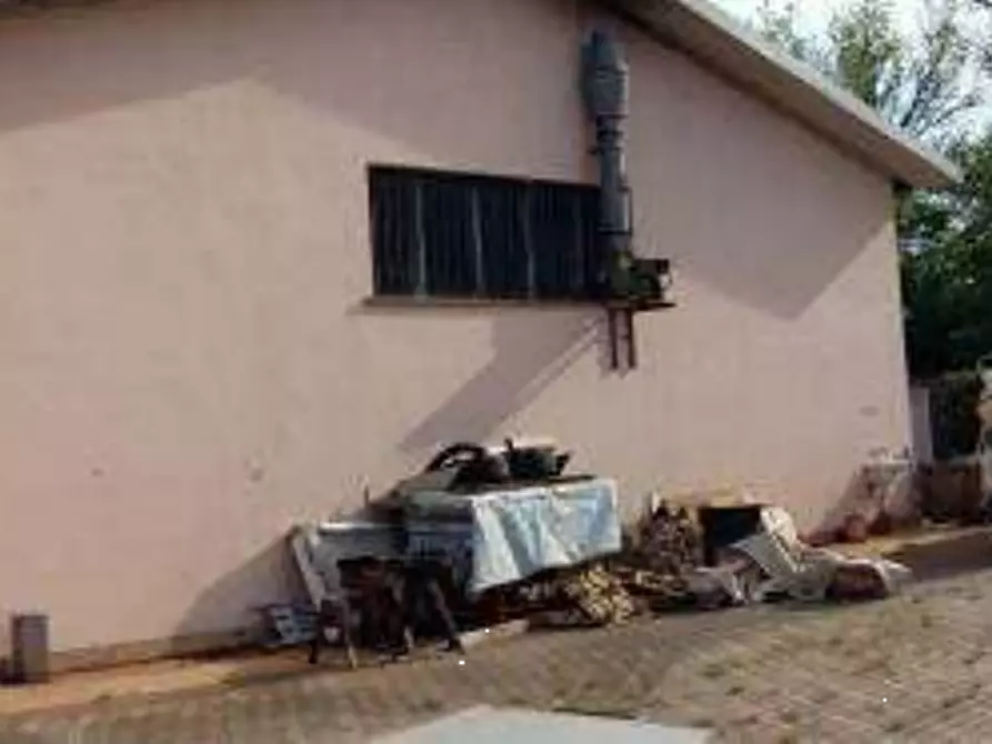 Immagine 2 di Stabile in vendita  in Via Umbria a Tuoro Sul Trasimeno